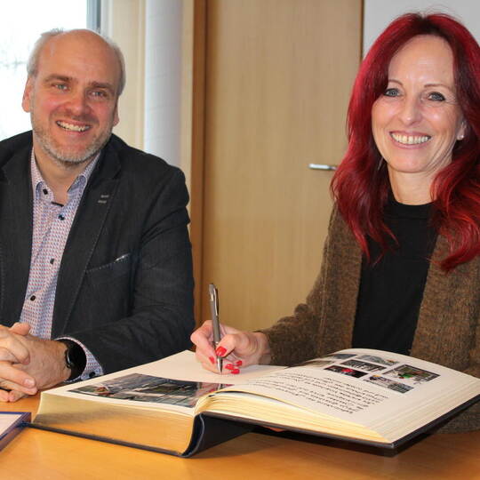 Tanja Höschele trägt sich ins Goldene Buch der Gemeinde ein. Foto: Baum