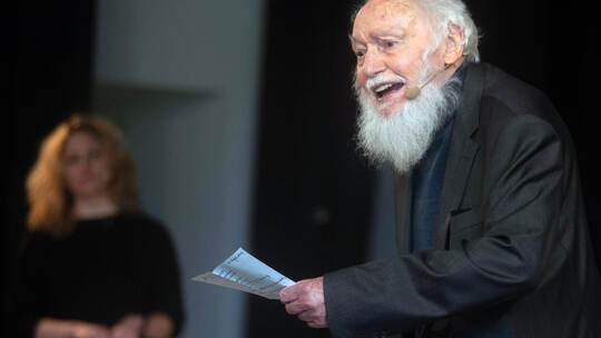 Auch beim Knittlinger Neujahrsempfang 2019 in der Weissachtalhalle hat Ernst Pilick „Faust-Texte“ rezitiert. Im Hintergrund: Den