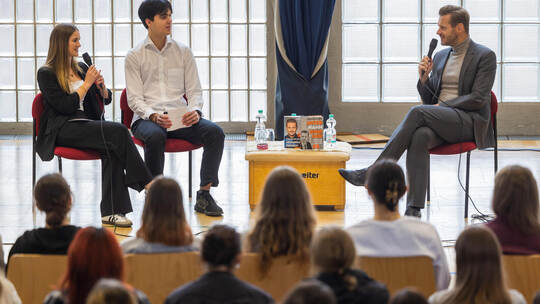Humorist und Podcaster Florian Schröder (rechts) ist zu Besuch im Theodor-Heuss-Gymnasium und stellt sich den Fragen vor knapp 3