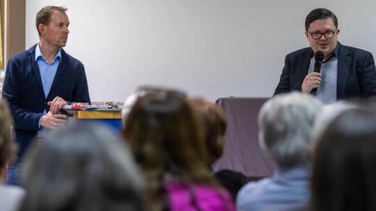 Straubenhardts Bürgermeister Helge Viehweg (links) und Florian Enghofer, Geschäftsführer des Zweckverbands Glasfaserausbau, bei