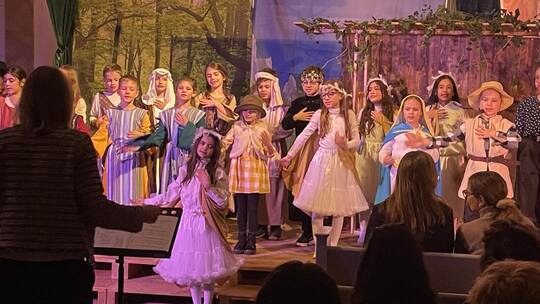 Theater-AG und Schulchor begeistern in der Kirche.