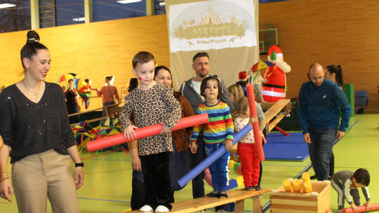 Seiltanzakrobatik zeigen die Jüngsten im Ötisheimer TSV bei ihrer Kinderturnweihnachtsfeier. Prokoph