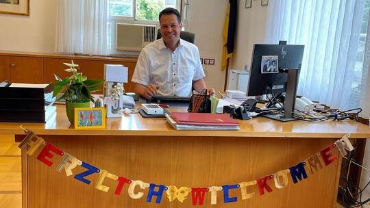 Aaron Treut bei seinem Amtsantritt im Sommer 2023 im Bürgermeisterbüro, wie es ihm Andreas Felchle hinterlassen hat: Für frische