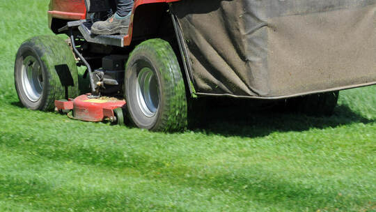 Kfz-Haftpflicht für Sitzrasenmäher: Wer wann versichern muss