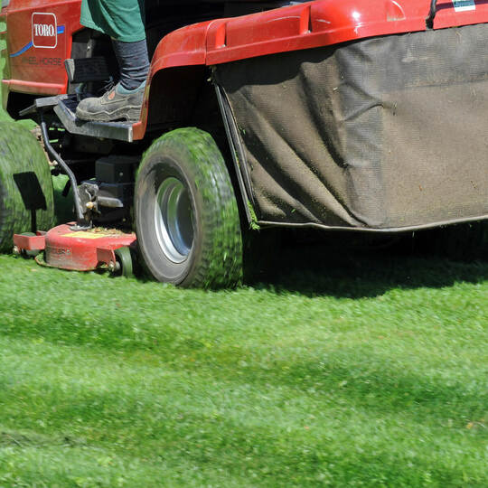 Kfz-Haftpflicht für Sitzrasenmäher: Wer wann versichern muss