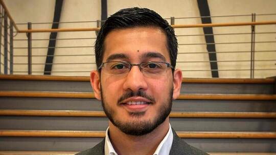 Baris Özkan (Gerechtigkeitspartei) vor der Gemeinderatssitzung im CCP. koss