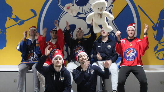 Die Teddybären fliegen bei den Eishockey-Stars der Bisons Adam Gunnarsson Gustafsson (von links, oben), Jamie Pasetto, Moritz Lä