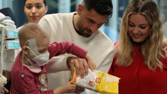 Hatten ganz viel Spaß: Vincenzo Grifo mit seiner Frau Vanessa beim Backen in der Kinder-Uniklinik Freiburg. Foto: privat