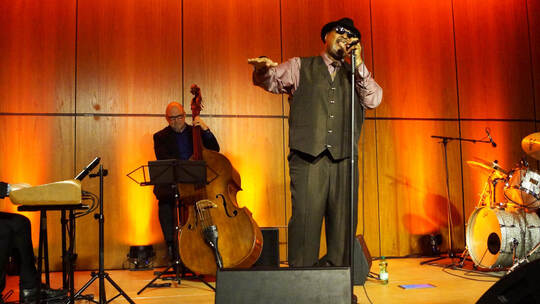 Pianist Jan Eschke (von links), Bassist Veit Hübner, Ray Brown, Sohn der verstorbenen Jazz-Sängerin, und Schlagzeuger Michael Po