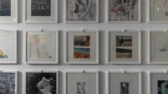 Kleine Bilder mit großer Aussagekraft sind ab sofort im Kulturhaus Osterfeld ausgestellt und suchen einen Abnehmer oder einen ku