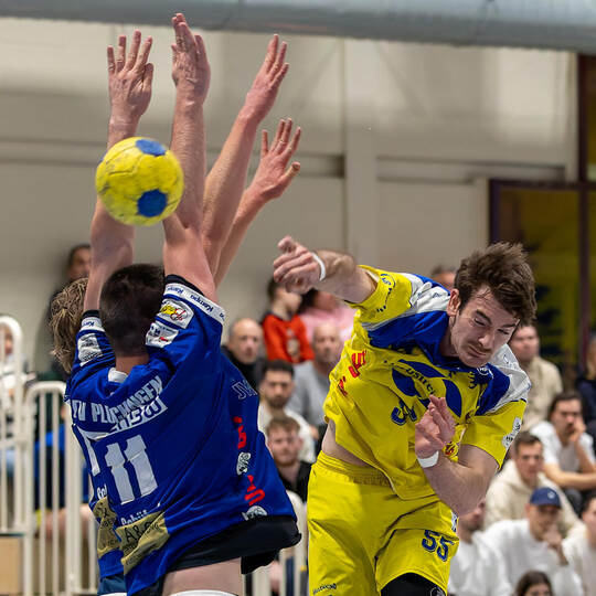 Am Abwehrblock vorbei bringt in dieser Szene Neuenbürgs Georg Schnatterbeck (rechts) den Ball. Im Heimspiel am Samstag gegen die