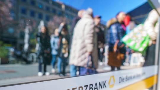 Menschenschlange vor Commerzbank-Filiale Menschenschlange vor Commerzbank-Filiale