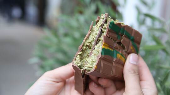 Eine gebrochene Tafel "Dubai-Schokolade" von "Kikis Kitchen"