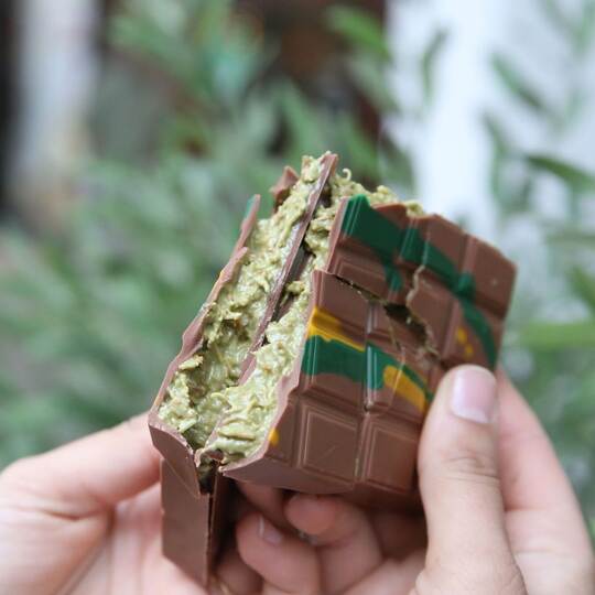 Eine gebrochene Tafel "Dubai-Schokolade" von "Kikis Kitchen"