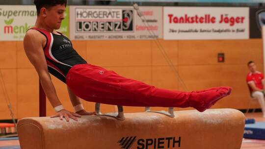 Stark am Pauschenpferd präsentiert sich stets Luc Walterspacher. Foto: Dieter Weiss