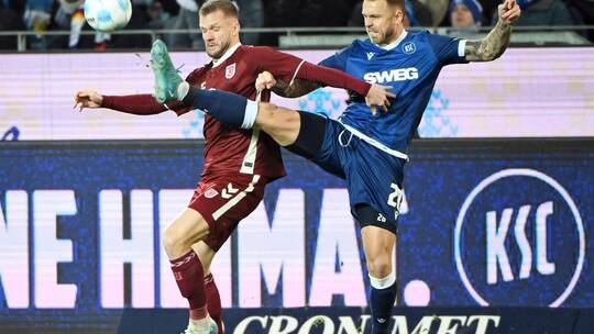 Der KSC mit Marcel Franke (rechts) will in Paderborn voll punkten. Links Regensburgs Eric Hottmann. Foto: Uli Deck/dpa Karlsruher SC - Jahn Regensburg
