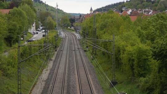In Ispringen führt die Bahnstrecke mitten durch den Ort. Im Gemeinderat befürchtet man, dass Lärmschutzwände die Teilung noch ve