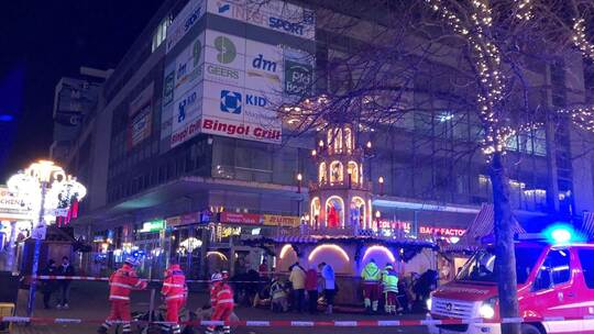 Auto fährt in Menschenmenge auf Magdeburger Weihnachtsmarkt Auto fährt in Menschenmenge auf Magdeburger Weihnachtsmarkt