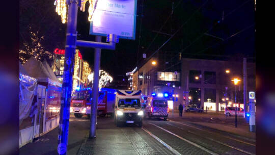 Auto fährt in Menschenmenge auf Magdeburger Weihnachtsmarkt