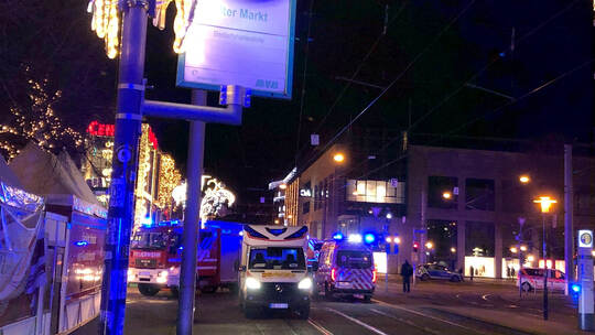 Auto fährt in Menschenmenge auf Magdeburger Weihnachtsmarkt