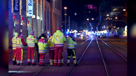 Auto fährt in Menschenmenge auf Magdeburger Weihnachtsmarkt