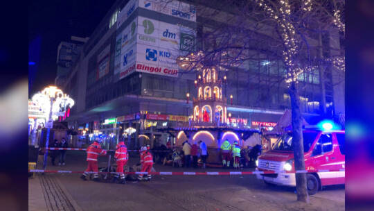 Auto fährt in Menschenmenge auf Magdeburger Weihnachtsmarkt