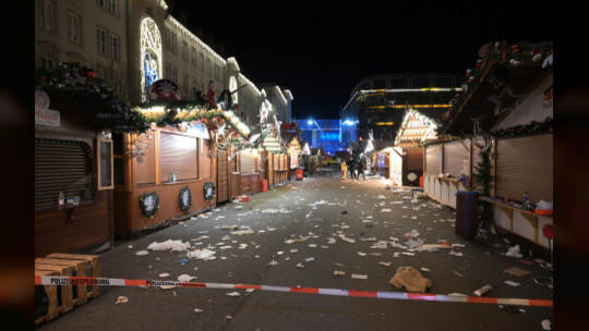 Auto fährt in Menschenmenge auf Magdeburger Weihnachtsmarkt