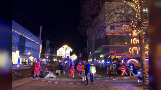 Auto fährt in Menschenmenge auf Magdeburger Weihnachtsmarkt
