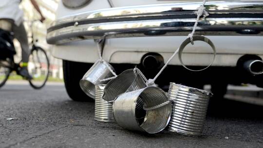 Hupend durch die Straßen: Was ist beim Hochzeitskorso erlaubt?