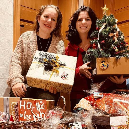 Denise Kröll, links, zusammen mit ihrer Freundin Pascale Göhring organisierten die Wunschzettel Aktion in Niefern-Öschelbronn.