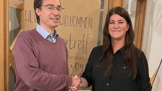 Die Landesvorsitzende der Freien Wähler, Sylvia Rolke, gratuliert Martin Handel zur Wahl.