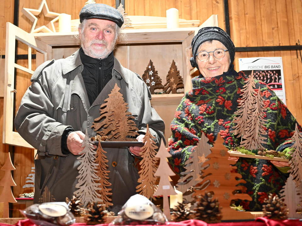 Kunstvolle Tannen: Frank-Ulrich Seemann und seine Frau Stefanie werben für die Telefonseelsorge.