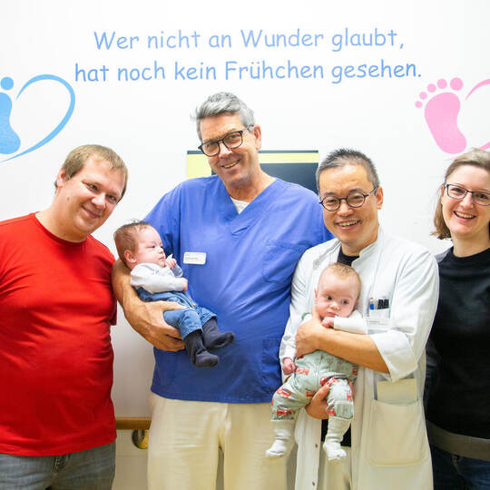 Zwei kleine Wunder, eine große Teamleistung (von links): Papa Michael, Dr. Kai Siedler, Chefarzt der Kinder- und Jugendmedizin,