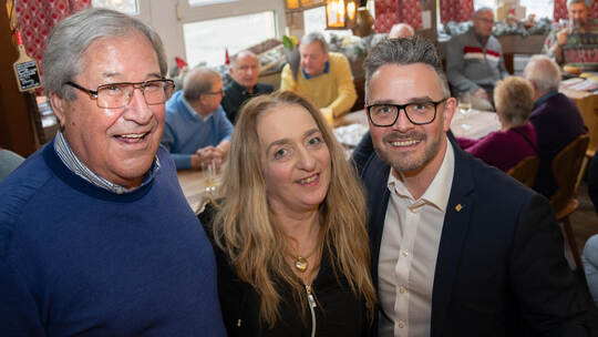 Otto Eberle (links) und Susanne Nikolaus, Inhaberin der „Amalienstube“, freuen sich zusammen mit dem jährlichen Stammgast, Oberb