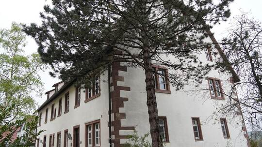 Außen am Ersinger Bürgerhaus soll ein Fluchtturm entstehen. Er soll leicht vom Gebäude abgerückt sein und neben einer Fluchttrep