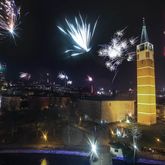 Hier ein Knall und dort ein Knall: Mit großer Freude und buntem Feuerwerk wird ins neue Jahr gestartet. Meyer