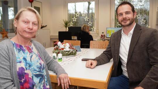 Pflegedienstleiterin Yvonne Boehler spricht mit Bürgermeister Thomas Maag über die aktuelle Lage in der Sozialstation, die seit