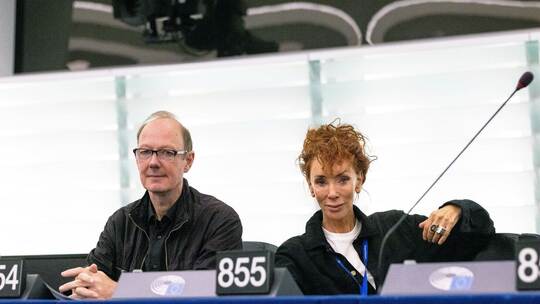 EU-Parlamentarier Martin Sonneborn und Sybille Berg.