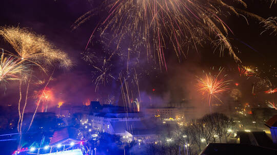 Funken sprühen über der Innenstadt: Vor allem in den Kernstadtvierteln wurde reichlich geböllert. Röhr Feuerwerk Silvester 2025