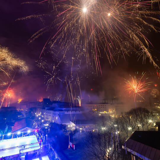 Funken sprühen über der Innenstadt: Vor allem in den Kernstadtvierteln wurde reichlich geböllert. Röhr Feuerwerk Silvester 2025
