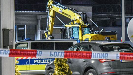 Zerstörungsfahrt mit Bagger