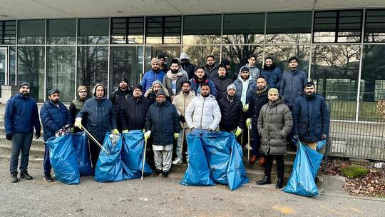 Toqeer Ahmad, Vorsitzender der Ahmadiyya-Gemeinde (links außen) geht mit voller Manpower den Neujahrsputz in Pforzheim an. Steff