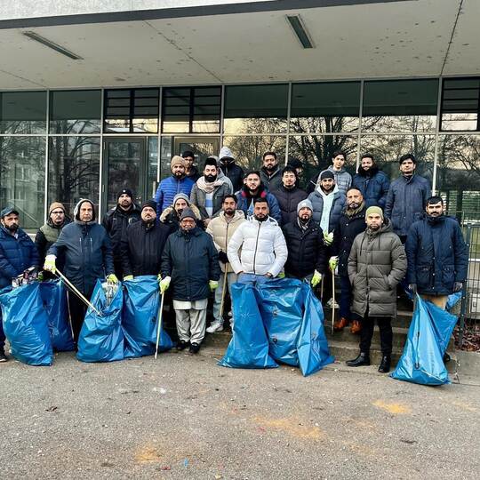 Toqeer Ahmad, Vorsitzender der Ahmadiyya-Gemeinde (links außen) geht mit voller Manpower den Neujahrsputz in Pforzheim an. Steff