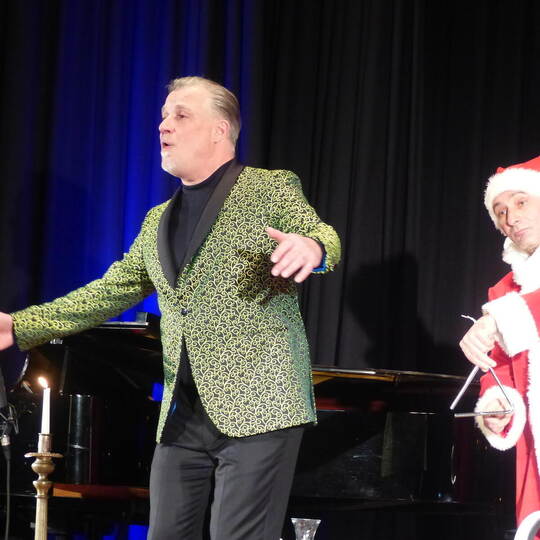 Ein musikalischer Höhepunkt: Marc Marshall (Mitte), René Krömer (links) und ein unbekannter Weihnachtsmann führten mit Leichtigk