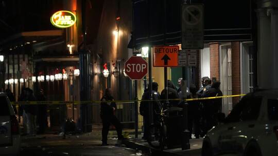 Auto fährt in Menschenmenge in New Orleans Auto fährt in Menschenmenge in New Orleans