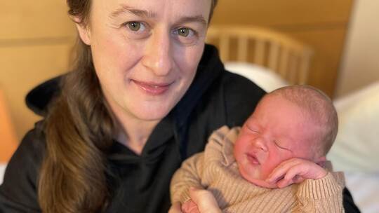 Emmy Louisa muss sich erst mal bei Mama Viktoria Neumann ausruhen. Sie ist das erste, in diesem Jahr geborenen Baby im Helios Kl