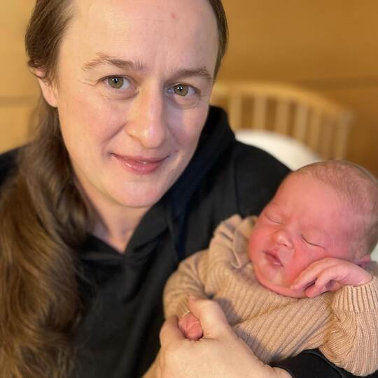 Emmy Louisa muss sich erst mal bei Mama Viktoria Neumann ausruhen. Sie ist das erste, in diesem Jahr geborenen Baby im Helios Kl