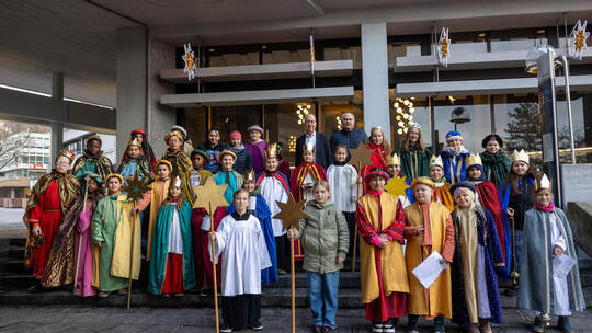 Die Sternsinger und Georg Lichtenberger, Leiter der katholischen Kirchengemeinde Pforzheim (hinten, ab Fünfter von rechts) haben