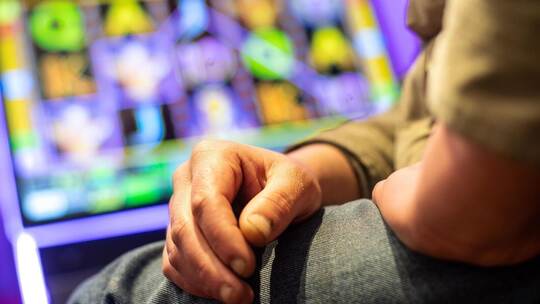 Hoffnung und Verzweiflung liegen in der Welt der Spielautomaten oft nah beieinander. Sebastian Gollnow/dpa Glücksspiel