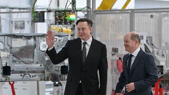 Elon Musk und Olaf Scholz bei Eröffnung der Tesla-Fabrik. Elon Musk und Olaf Scholz bei Eröffnung der Tesla-Fabrik.